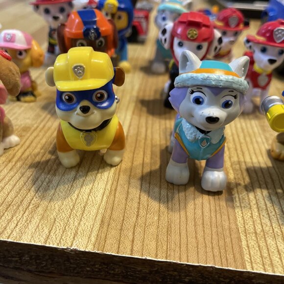HUGE LOT 25 PAW PATROL VEHICLES and FIGURES Lot. - Picture 4 of 16